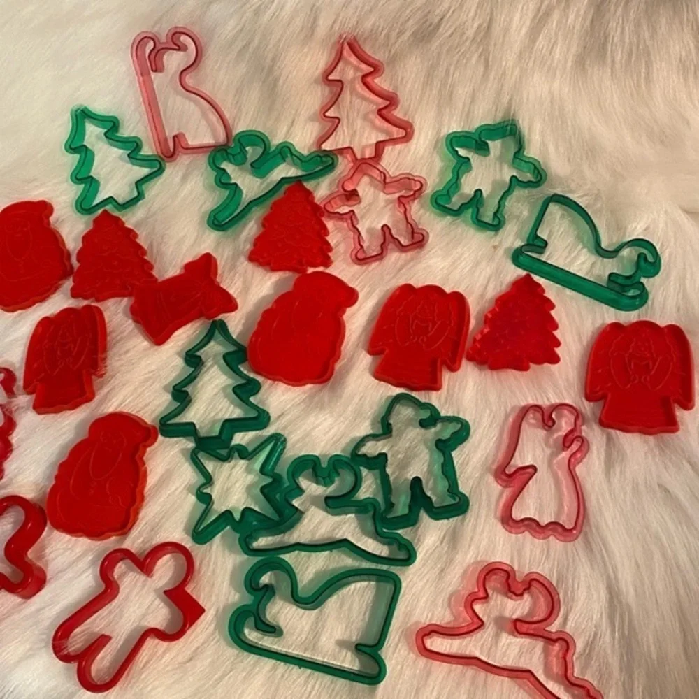 Christmas Cutters Assorted Total Of‎ 31